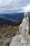 54 Alla  Madonnina del Monte Costone (1228 m)  con vista su Zogno. 